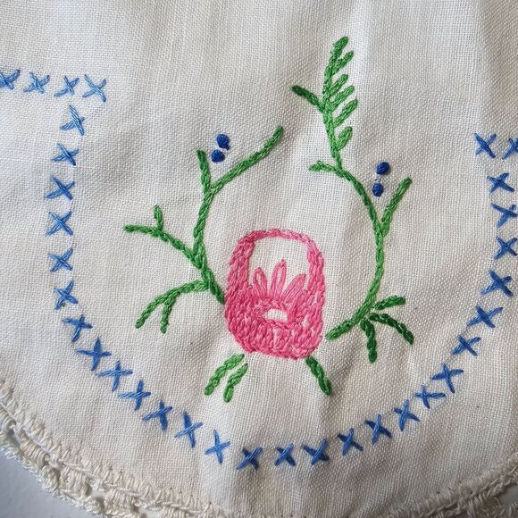 Vintage Hand embroidered Lace Detail Oval shaped napkin table linen handkerchief - Picture 2 of 11